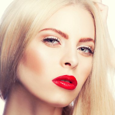 Akşam makyajı ve rujuyla güzel bir kadının yakın plan güzel yüzü. Moda ve makyaj konsepti.