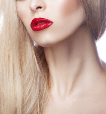 Akşam makyajı ve rujuyla güzel bir kadının yakın plan güzel yüzü. Moda ve makyaj konsepti.