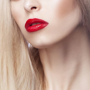 Akşam makyajı ve rujuyla güzel bir kadının yakın plan güzel yüzü. Moda ve makyaj konsepti.