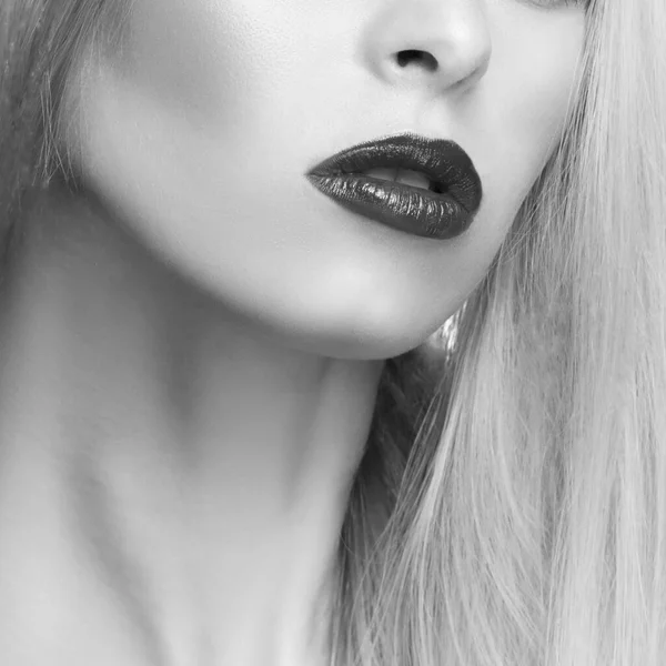 Akşam Makyajı Rujuyla Güzel Bir Kadının Yakın Plan Güzel Yüzü — Stok fotoğraf