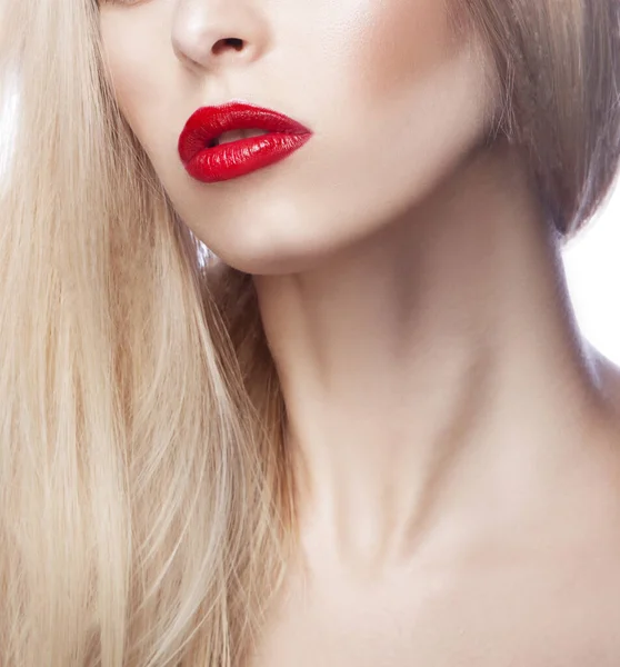 Akşam makyajı ve rujuyla güzel bir kadının yakın plan güzel yüzü. Moda ve makyaj konsepti.