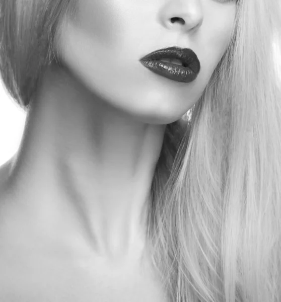 夜の明るいメイク 口紅と美しい若い女性のクローズアップ美しさの顔 ファッションとメイクのコンセプト — ストック写真
