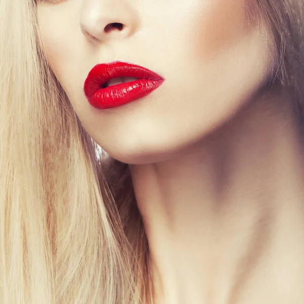 아름다운 여성의 근육질 얼굴에 화장에 립스틱까지 — 스톡 사진