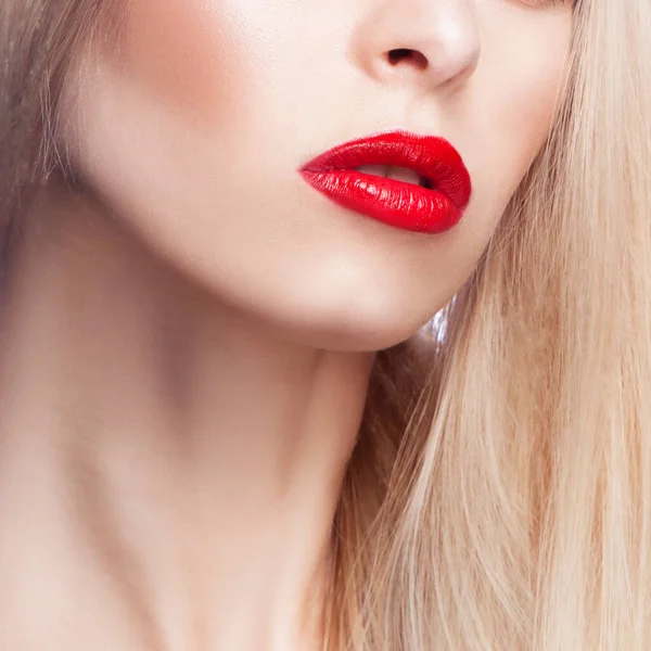 夜の明るいメイク 口紅と美しい若い女性のクローズアップ美しさの顔 ファッションとメイクのコンセプト — ストック写真