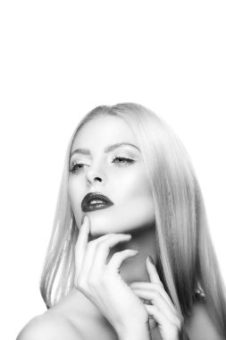 Yüzünde güzel bir makyaj, kırmızı dudaklar ve beyaz arka planda saç stili olan güzel bir kadın.. 