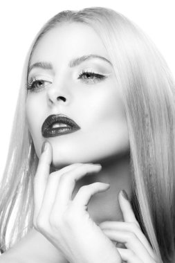 Yüzünde güzel bir makyaj, kırmızı dudaklar ve beyaz arka planda saç stili olan güzel bir kadın.. 