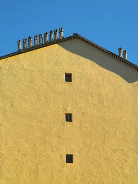 Τρία Μικρά Κουφώματα Σειρά Τσιμεντένιο Τοίχο Κτίριο Μεταφορά Της Κοινωνικής — Φωτογραφία Αρχείου