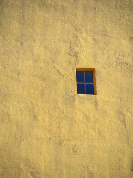 Petite Fenêtre Unique Sur Mur Béton Métaphore Isolement Social Causé — Photo