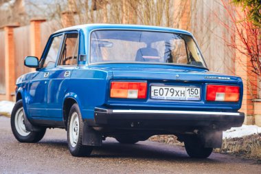 MOSCOW, Rusya-12 Aralık 2019: Mavi VAZ-2105, 20. yüzyılın Rus otomotiv endüstrisinin bir klasiği..