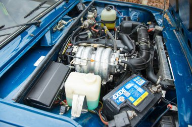 MOSCOW, RUSSIA-ARALIK 12, 2019: Motor bölmesine yakın çekim, 20. yüzyılın Rus otomotiv endüstrisinin bir klasiği olan VAZ-2105 'in üst görüntüsü.