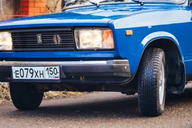 MOSCOW, Rusya-12 Aralık 2019: Mavi VAZ-2105, 20. yüzyılın Rus otomotiv endüstrisinin bir klasiği..