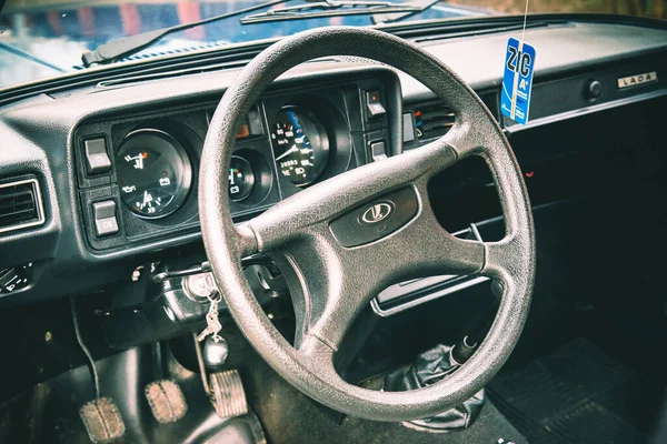 MOSCOW, RUSSIA-ARALIK 12, 2019: 20. yüzyılın klasik Rus otomotiv endüstrisi VAZ-2105 gösterge paneline yakın çekim.