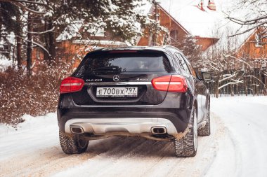 MOSCOW, RUSSIA-JANUARY 10, 2021: Karlı bir kış ormanında siyah lüks Mercedes Benz GLA 250. Yüksek kalite fotoğraf
