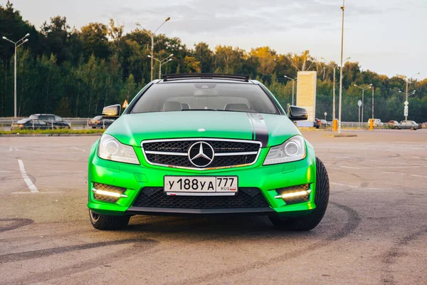 MOSKAU, RUSSLAND-SEPTEMBER 09, 2017: Luxus Mercedes-Benz C-Klasse Coupe AMG, in grüner Mattfolie. — Stockfoto