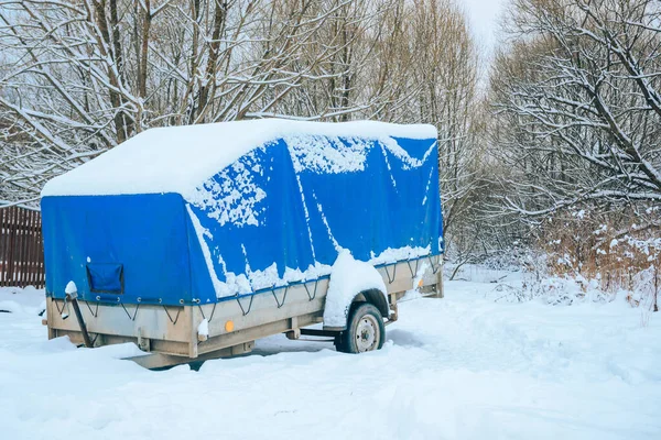 Une Caravane Tente Fret Tient Sous Neige Près Une Forêt Images De Stock Libres De Droits