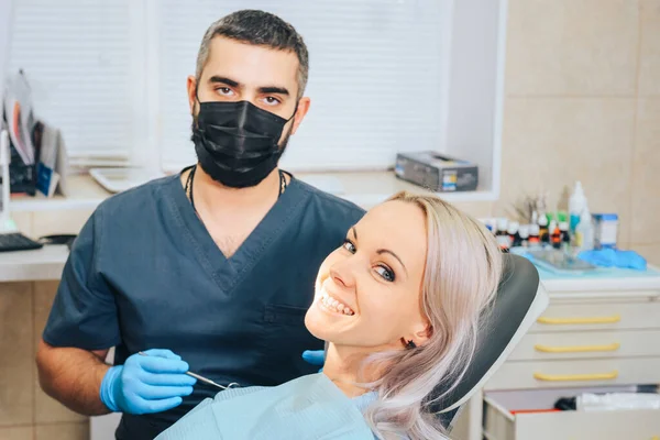 Chica Sonriente Recepción Dentista Masculino Una Silla Dental — Foto de Stock