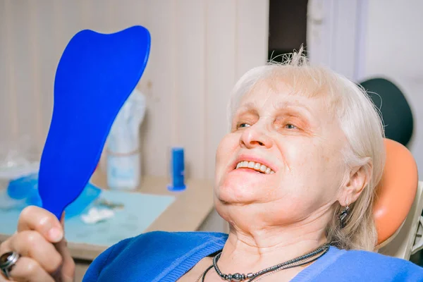 Пожилая Женщина Зубном Кресте Смотрящая Зеркало Поисках Новых Зубов — стоковое фото