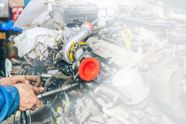 İçten yanmalı motorun tamiri. Yeni bir türbin kurulumu. 