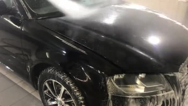 閉じる車の洗浄で水のジェットと車のアップ 車の表面にスライドドロップ セラミックコーティングが適用されます 疎水性コーティングの概念 — ストック動画