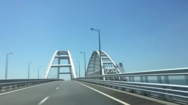 Boğazı ikiye ayıran kemerli köprüden geçerek otobana çıkmak..