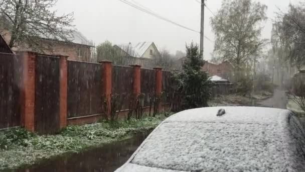 異常な春の天気 ふわふわの雪は駐車車で通りを覆います — ストック動画