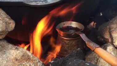 Tarlada kamp ateşinde Türk 'te kahve pişirmek..
