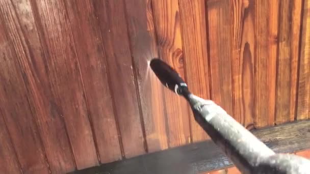 用强水压冲洗木质外墙 防止污染 — 图库视频影像