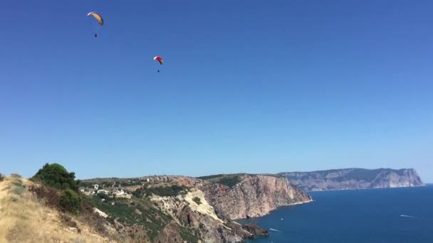 Een Man Een Parachute Glijdt Zee Langs Bergachtige Kust — Stockvideo