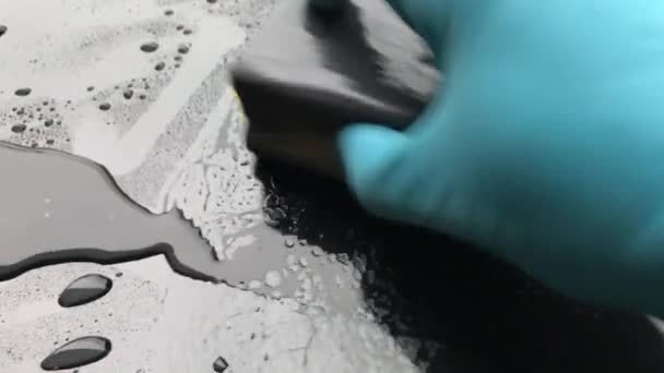 在抛光油漆之前 对身体进行人工砂化的特写 — 图库视频影像