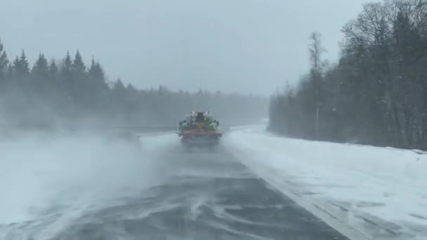 ロシア アレクサンドロフ2021年2月13日 吹雪の中で雪の中でレッカー車に小さなトラクターの輸送 — ストック動画