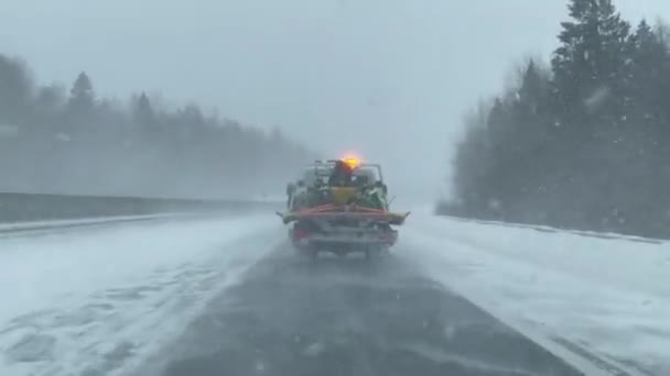 Rosja Aleksandrow Lutego 2021 Transport Małego Ciągnika Lawecie Śnieżycy Śnieżycą — Wideo stockowe