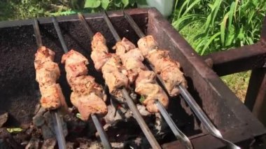 Et kömürde kızarır.