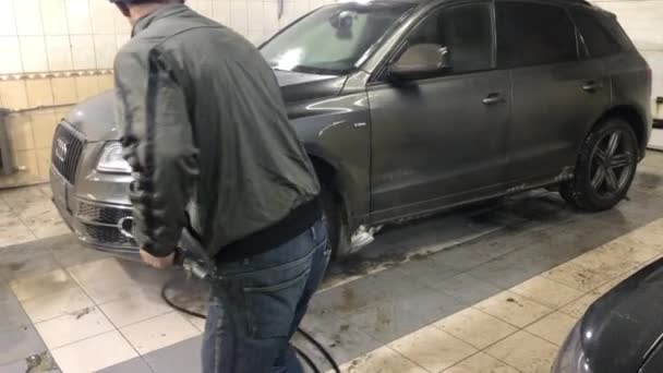ロシア モスクワ 2021年3月3日 車の洗浄で水のジェットで車のクローズアップ 男は水の強いジェットで車を洗浄し 塗装作業をオフに汚れをノック — ストック動画