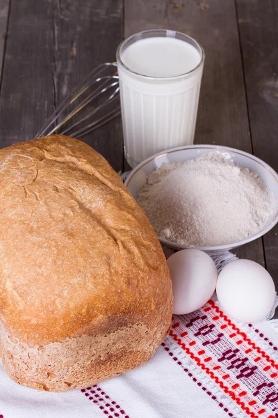 Pan blanco casero, harina, huevos, leche — Foto de Stock