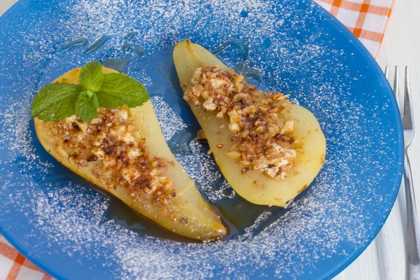 Pear baked with honey, curd cheese, walnuts — Stock Photo, Image