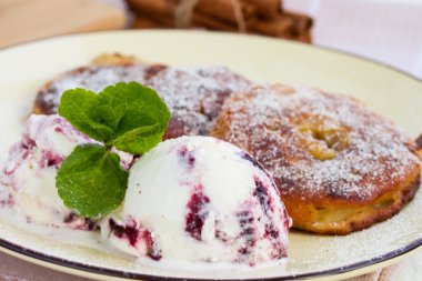 Meyilli ve dondurma elma halkaları daldırma