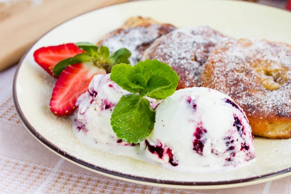 Apple rings dipped in batter and ice cream — Stock Photo, Image