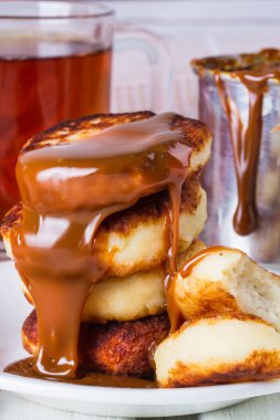 Cheesecakes yoğunlaştırılmış süt ve iki bardak çay