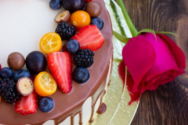 Çeşitli meyveler ile çikolatalı kek