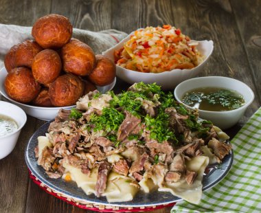 Ulusal kazak yemekler: Beshbarmak, salata turp Shalgam ve Baursak.