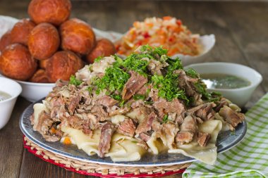 Ulusal kazak yemekler: Beshbarmak, salata turp Shalgam ve Baursak.