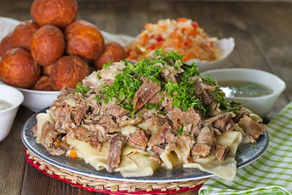 Ulusal kazak yemekler: Beshbarmak, salata turp Shalgam ve Baursak.