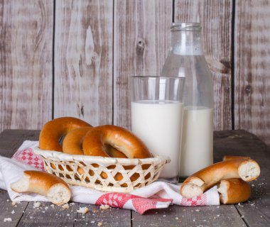 Süt ve ekmek ahşap bir masa üzerinde