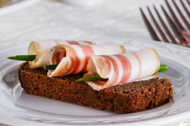 Çavdar ekmeği tuzlu pastırma ile