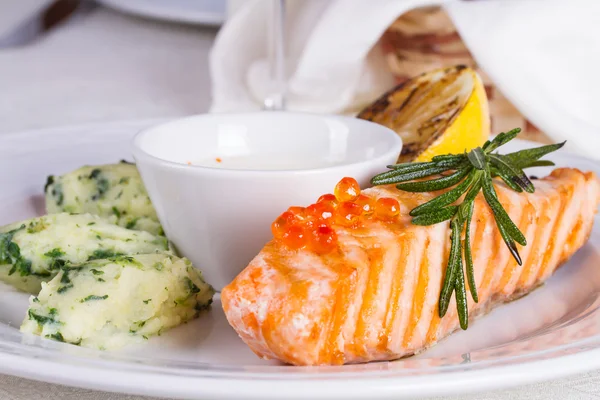 Salmon steak with potatoes and lemon — Stock Photo, Image