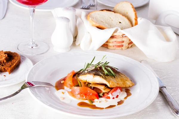 Fried carp and tomatoes blanche — Stock Photo, Image