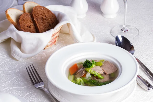 Суп с брокколи и спаржей — стоковое фото
