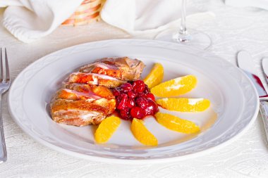 Portakal ve vişne ile ördek kızartma