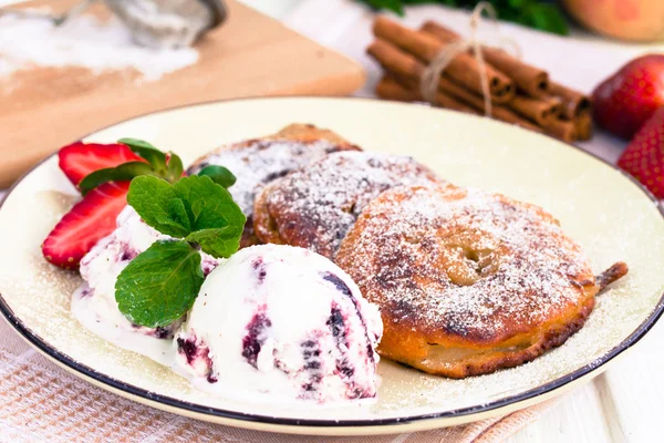 Apple rings in batter — Stock Photo, Image