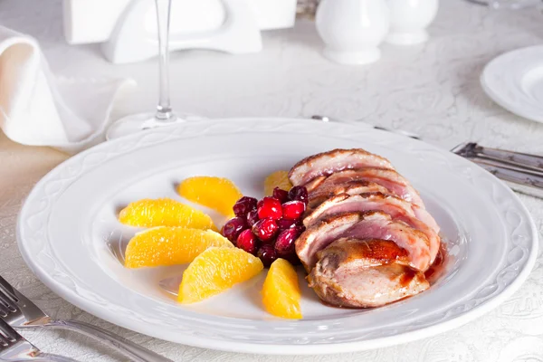 Portakal ve vişne ile ördek kızartma